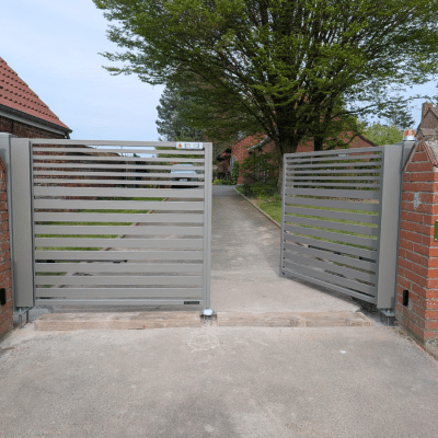 Portail aluminium Wiśniowski battant installé à Landas 59 par SARL AUBURSIN vue entrée ouverte