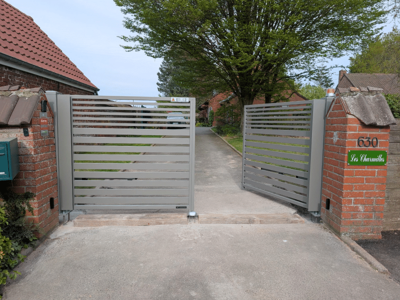 Portail aluminium Wiśniowski battant installé à Landas 59 par SARL AUBURSIN vue entrée ouverte