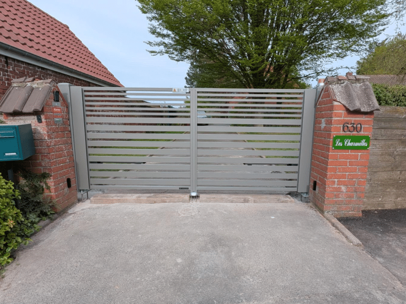 Portail aluminium Wiśniowski battant gris fermé à Landas 59 installation SARL AUBURSIN