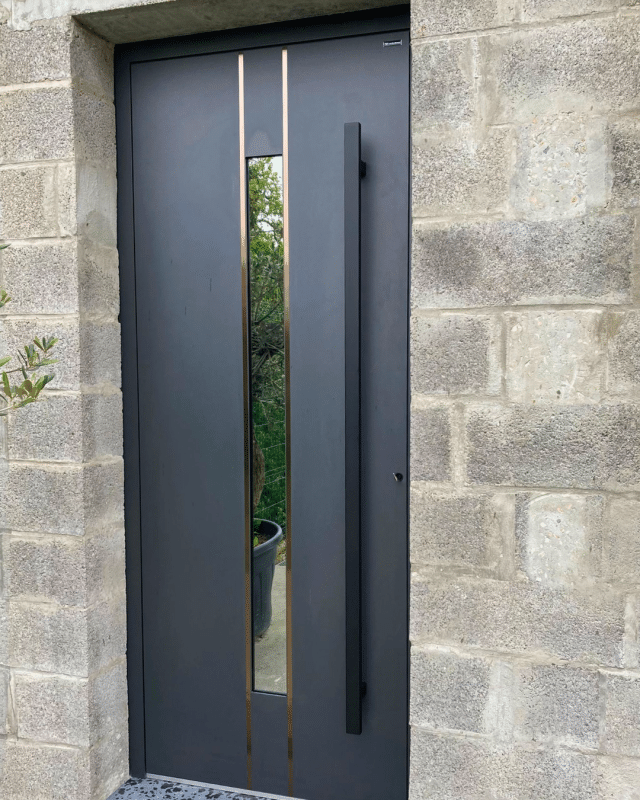 porte d’entrée aluminium Wiśniowski CREO anthracite à rupture de pont thermique installée sur construction neuve