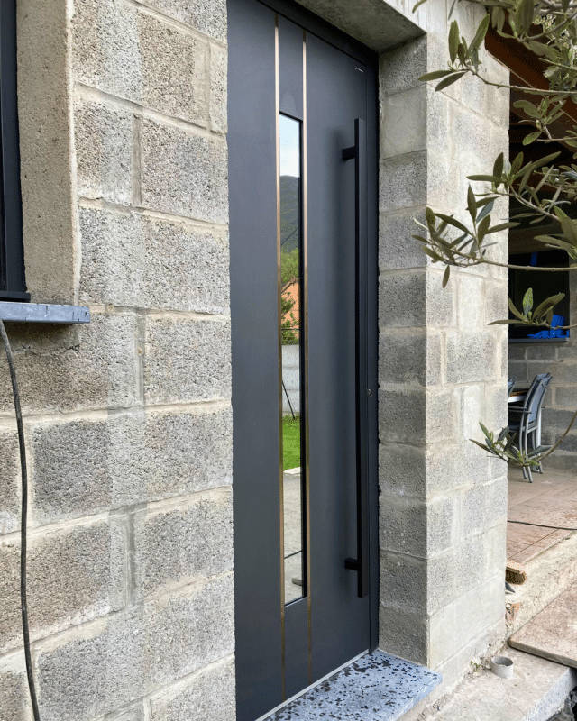 porte aluminium design Wiśniowski CREO avec vitrage vertical et poignée noire grand format