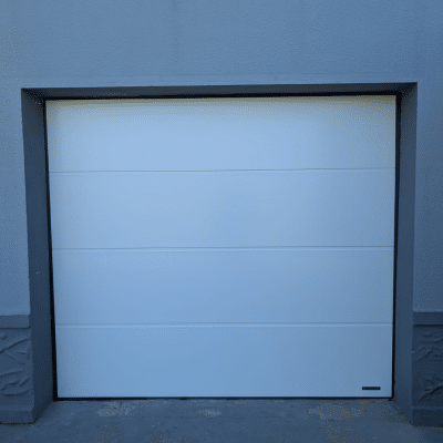 porte de garage sectionnelle motorisée Wiśniowski Trader 2.0 installée à Beuvry-la-Forêt par SARL AUBURSIN
