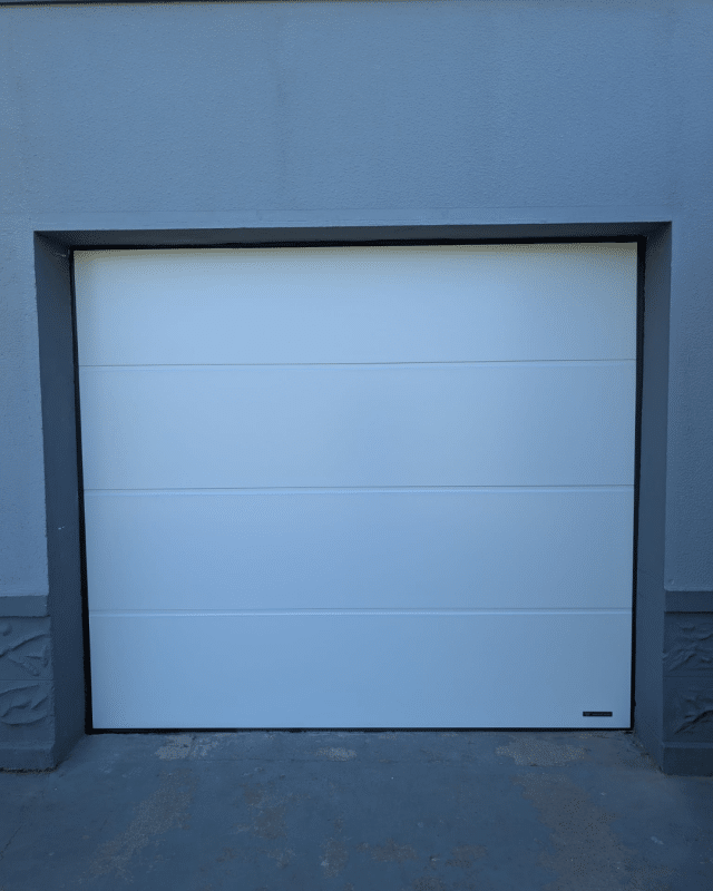 porte de garage sectionnelle motorisée Wiśniowski Trader 2.0 installée à Beuvry-la-Forêt par SARL AUBURSIN
