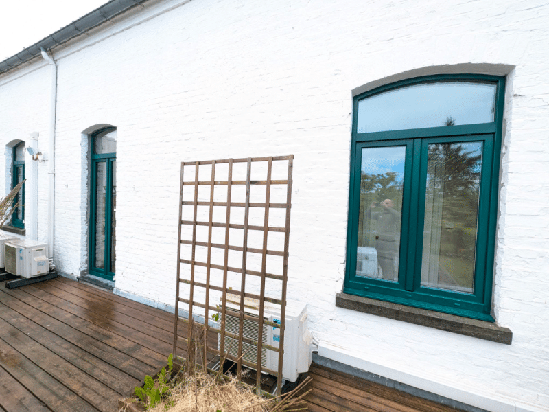 fenêtre PVC bicolore WISNIOWSKI PRIMO verte extérieur et blanche intérieur à Landas