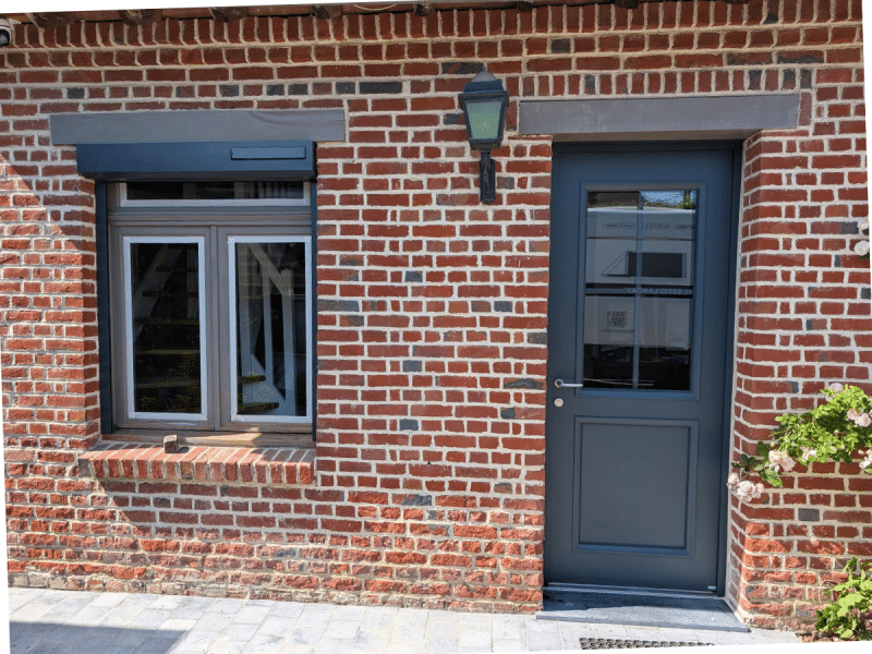 façade en briques rénovée avec volets roulants motorisés solaires et porte Bel’M