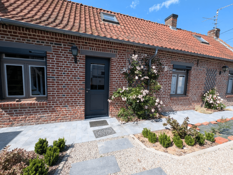 volets roulants solaires Somfy et porte d’entrée Bel’M Langeais après rénovation