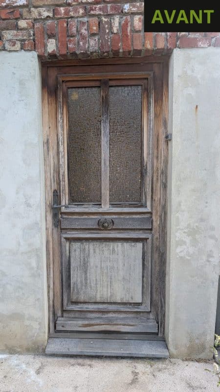 Ancienne porte d'entrée en bois avant rénovation près de Landas