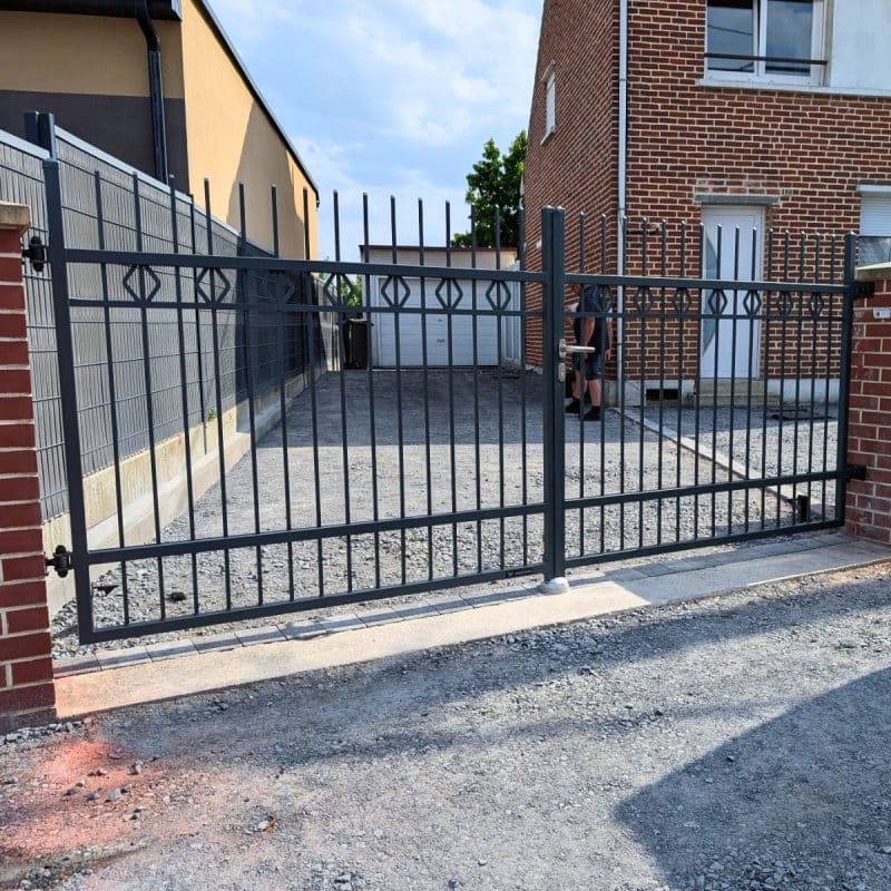 Portail battant aluminium WIŚNIOWSKI imitation fer forgé avec clôture assortie installé à Landas