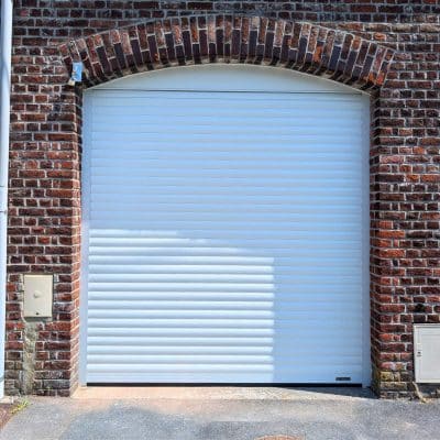 Porte de garage enroulable BR-77S WIŚNIOWSKI blanche installée près de Landas
