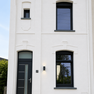 Rénovation de façade à Landas avec fenêtres PVC WISNIOWSKI Primo Classic et porte d'entrée aluminium Nova DG noire installées par SARL Ludovic Aubursin