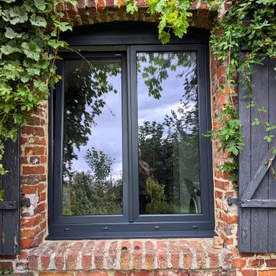 Fenêtre PRIMO 70 CLASSIC WIŚNIOWSKI gris anthracite avec oscillo-battant près de Landas