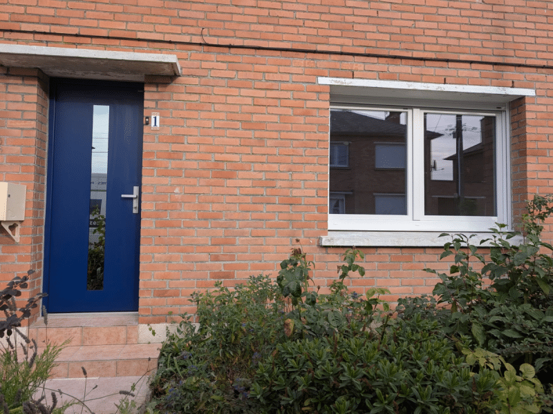Porte d’entrée NOVA WIŚNIOWSKI bleue avec vitrage vertical installée près de Landas par la SARL Ludovic Aubursin