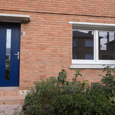 Porte d’entrée NOVA WIŚNIOWSKI bleue avec vitrage vertical installée près de Landas par la SARL Ludovic Aubursin