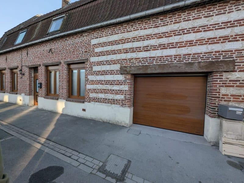 Rénovation complète de menuiseries WIŚNIOWSKI chêne doré sur une maison en briques par la SARL Aubursin